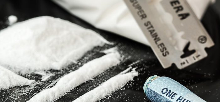 Lidé si stále častěji dopřávají před sexem kokain – jaké to má následky?