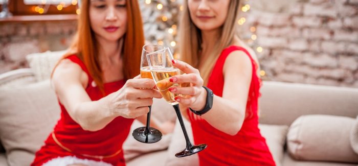 Vánoční večírky vedou často k neplánovanému sexu. Jak vše přežít bez ostudy?