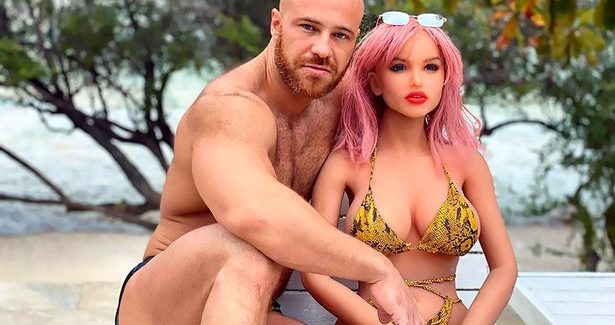 Kazašský kulturista se rozvedl s umělou pannou. Byl jí nevěrný s kuřetem